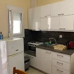 Kosta's Apartments. Néa Péramos