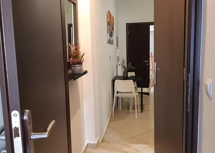 Kosta's Apartments. Néa Péramos