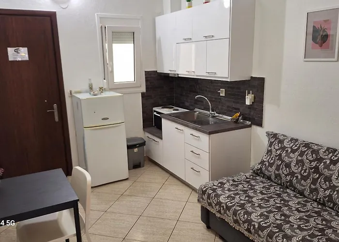 Kosta's Apartments. Апартаменты *