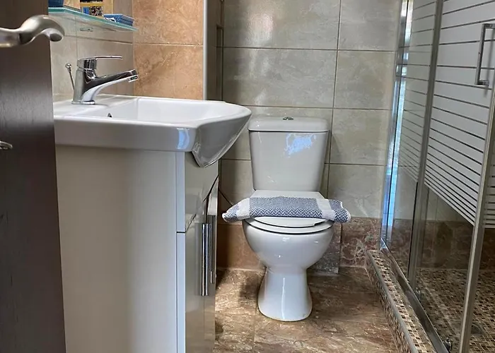 Kosta's Apartments. Неа-Перамос
